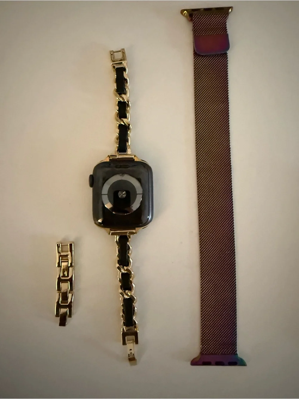 Apple Watch Series 5 comes with 2 adjustable Bands